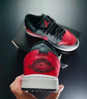 NIKE JORDAN PRETO/VERMELHO